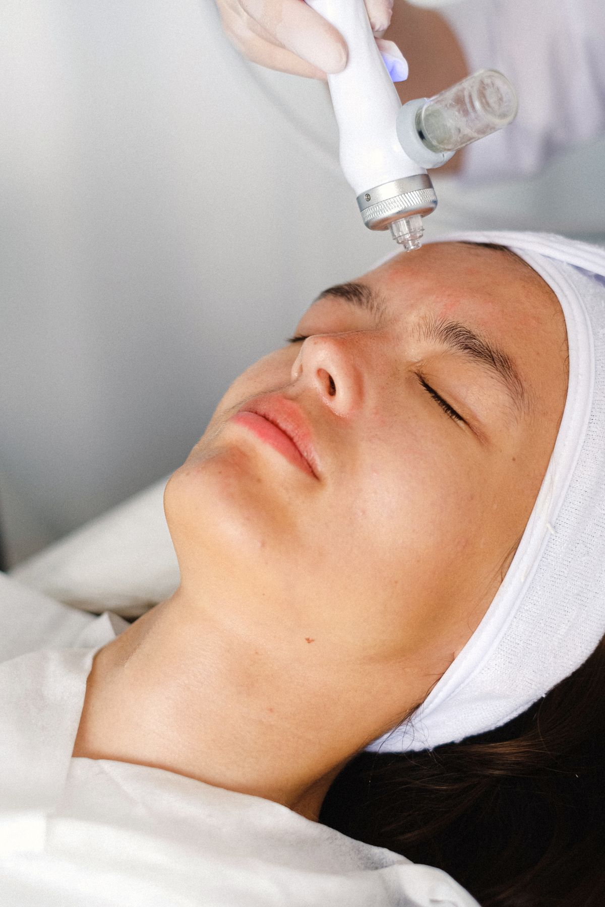 Illustrative photograph of a treatment device on the forehead.